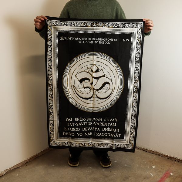 Katoenen Wanddecoratie (70x110cm) - Om – Welkom bij de God