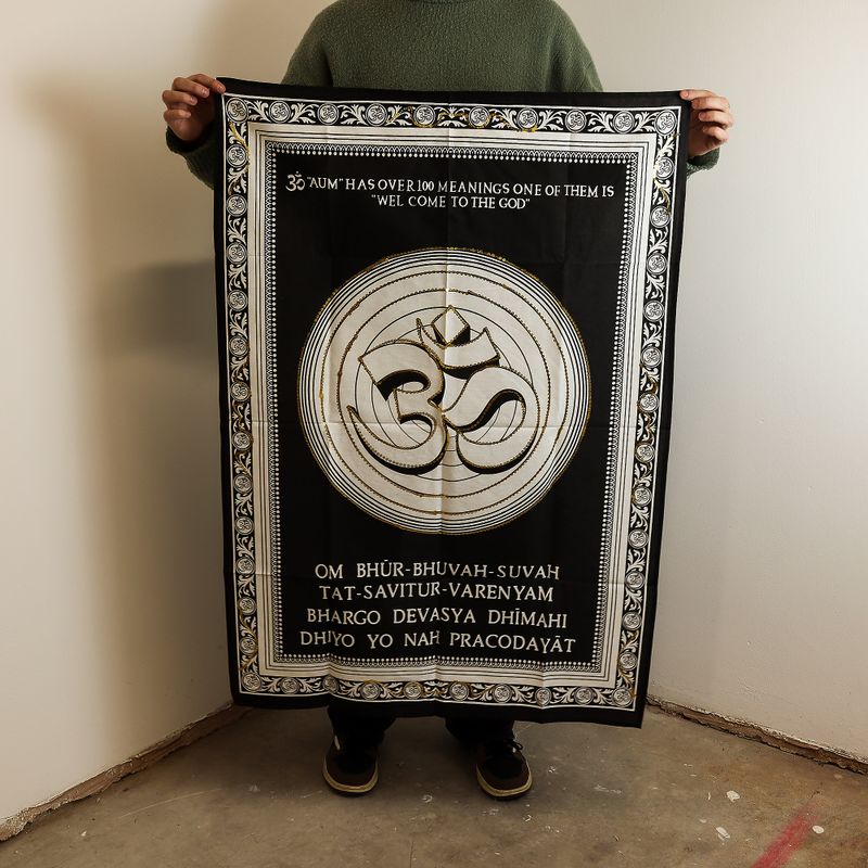 Katoenen Wanddecoratie (70x110cm) - Om – Welkom bij de God