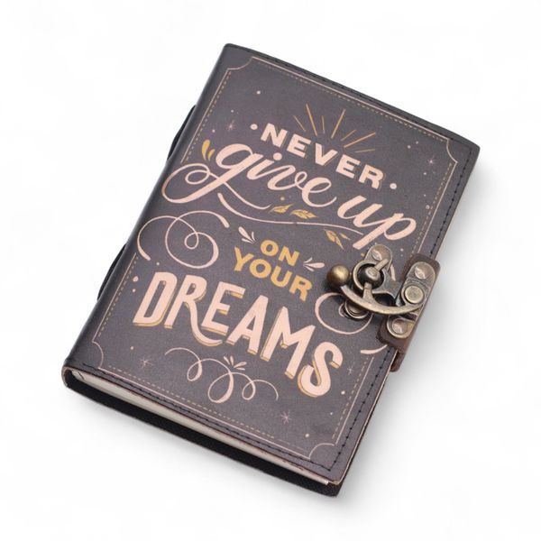 Leren Bedrukt Notitieboekje (7×5") – Never Give Up On Your Dreams – 200 pagina’s