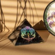 Kleine Organiet Piramide – Chakra Boeddha – Zwarte Toermalijn