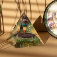 Middelgrote Organiet Piramide – Pendel – Groene Aventurijn