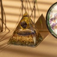 Middelgrote Organiet Piramide – Amethist – Koperen Schilfers