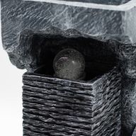 Groot Waterornament – Kleurveranderende Kristallen Bol in Rots