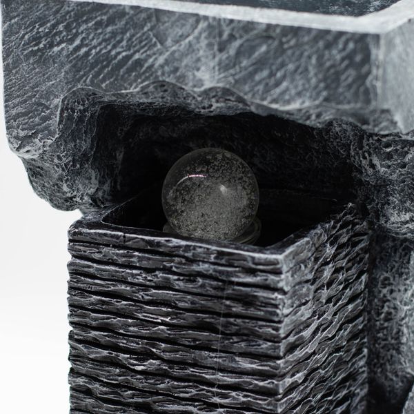 Groot Waterornament – Kleurveranderende Kristallen Bol in Rots