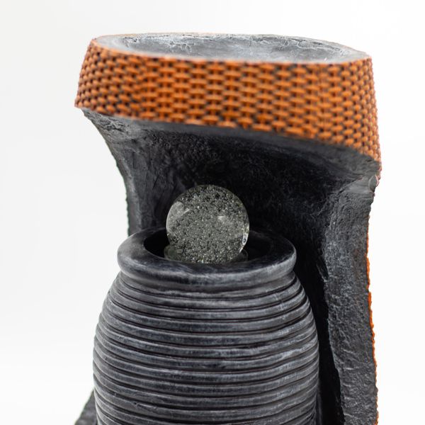 Groot Waterornament – Kleurveranderende Kristallen Bol in Griekse Vaas in Mand