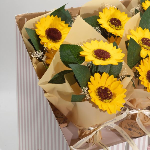 Verkoopklare Zeepbloemen – Boeket met Twee Zonnebloemen