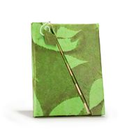 Medium Lokta Bloemen Notitieboek met Bamboeslot (15×12 cm, 45 blz) – Mosgroen