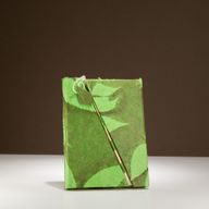 Medium Lokta Bloemen Notitieboek met Bamboeslot (15×12 cm, 45 blz) – Mosgroen