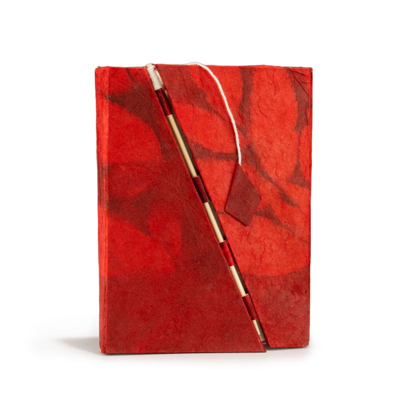 Medium Lokta Bloemen Notitieboek met Bamboeslot (15×12 cm, 45 blz) – Robijn