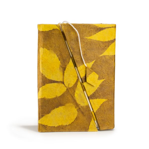 Medium Lokta Bloemen Notitieboek met Bamboeslot (15×12 cm, 45 blz) – Mosterdbruin