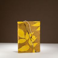 Medium Lokta Bloemen Notitieboek met Bamboeslot (15×12 cm, 45 blz) – Mosterdbruin