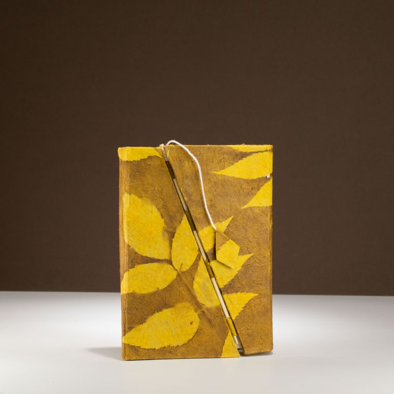 Medium Lokta Bloemen Notitieboek met Bamboeslot (15×12 cm, 45 blz) – Mosterdbruin