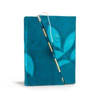 Medium Lokta Bloemen Notitieboek met Bamboeslot (15×12 cm, 45 blz) – Nachtblauw