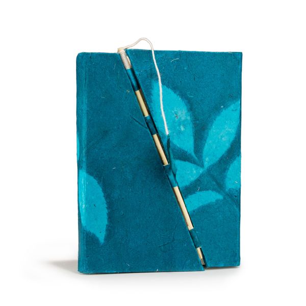 Medium Lokta Bloemen Notitieboek met Bamboeslot (15×12 cm, 45 blz) – Nachtblauw