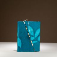 Medium Lokta Bloemen Notitieboek met Bamboeslot (15×12 cm, 45 blz) – Nachtblauw