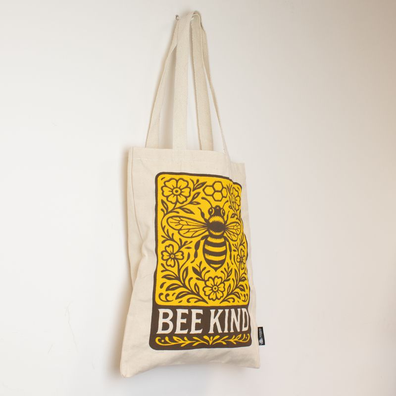 Iconische Toni Draagtas – Bee Kind (41x31cm) – Naturel 10oz