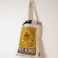 Iconische Toni Draagtas – Bee Kind (41x31cm) – Naturel 10oz