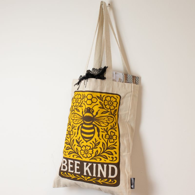 Iconische Toni Draagtas – Bee Kind (41x31cm) – Naturel 10oz