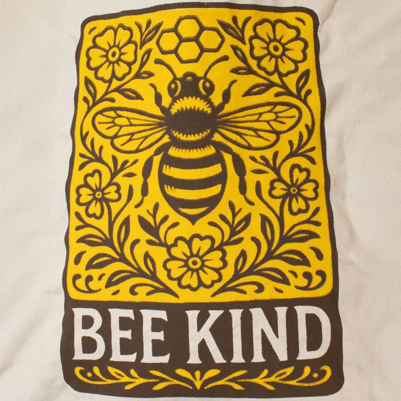 Iconische Toni Draagtas – Bee Kind (41x31cm) – Naturel 10oz