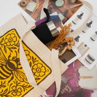 Iconische Toni Draagtas – Bee Kind (41x31cm) – Naturel 10oz