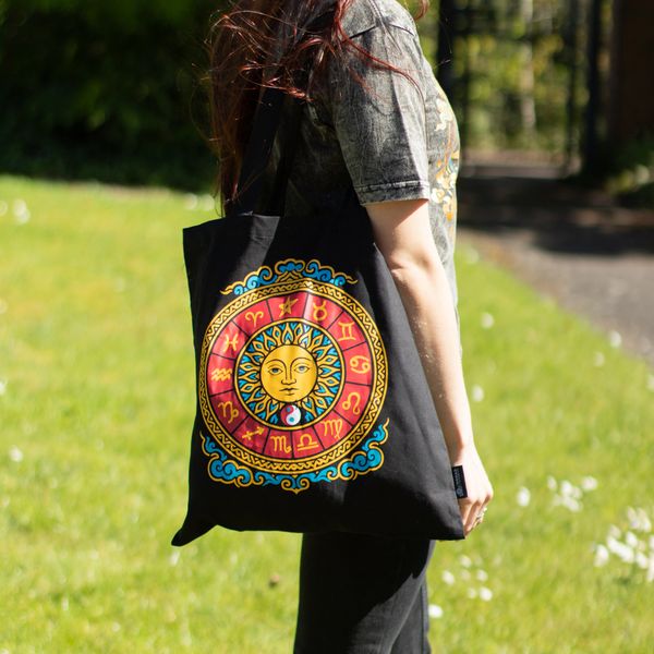 Iconische Klassieke Draagtas – Dierenriem Zon – Zwart 6oz (40x36cm)