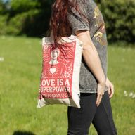 Iconische Toni Draagtas – Liefde is een Superkracht (41x31cm) – Naturel 10oz