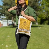 Iconische Toni Draagtas – Bee Kind (41x31cm) – Naturel 10oz