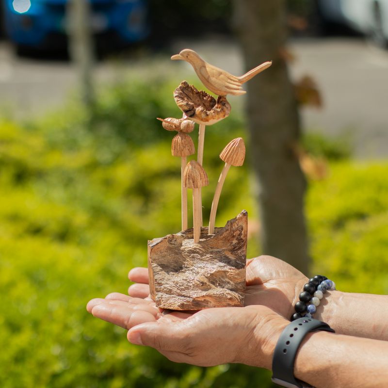 Handgemaakt Parasithouten Kunstsnijwerk - Vogel & Bij op Paddenstoelen