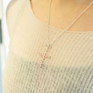 Indiase Devotie Hangers - Verzilverd (45cm Ketting) - Rozenkwarts Kruisbeeld