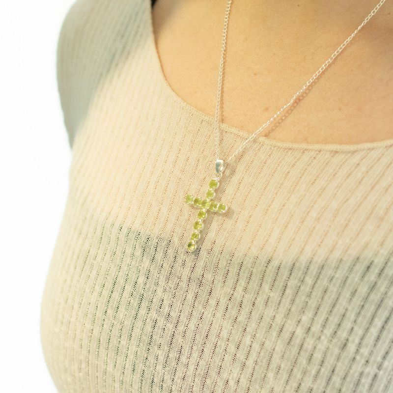 Indiase Devotie Hangers - Verzilverd (45cm Ketting) - Peridot Kruisbeeld