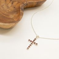 Indiase Devotie Hangers - Verzilverd (45cm Ketting) - Granaat Kruisbeeld
