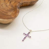 Indiase Devotie Hangers - Verzilverd (45cm Ketting) - Amethist Kruisbeeld