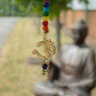 Indiase belletjes - Messing OM met chakra kralen - snoer belletjes - 53 cm