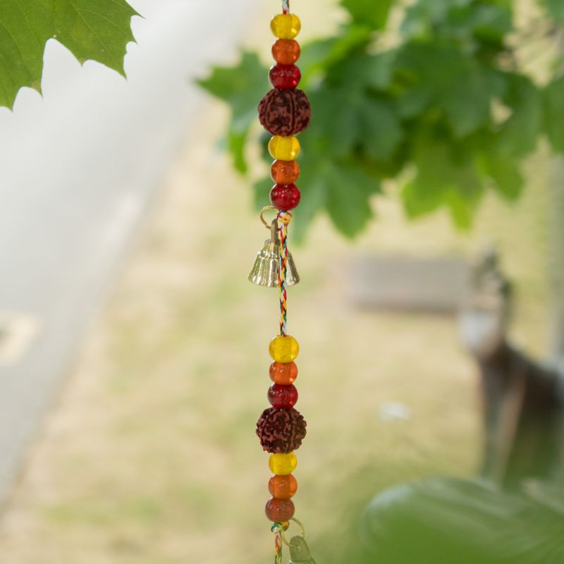Indische belletjes - Messing Bloem des Levens met Rudraksha-kralen - Belletjes aan een koord - 6x63cm