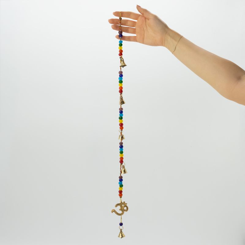 Indiase belletjes - Messing OM met chakra kralen - snoer belletjes - 53 cm