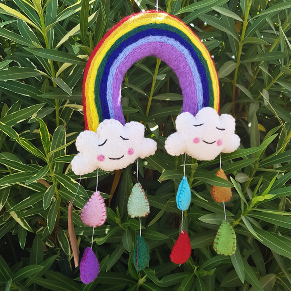 Handgemaakte Vilten Mobiel – Rainbow Happy Clouds