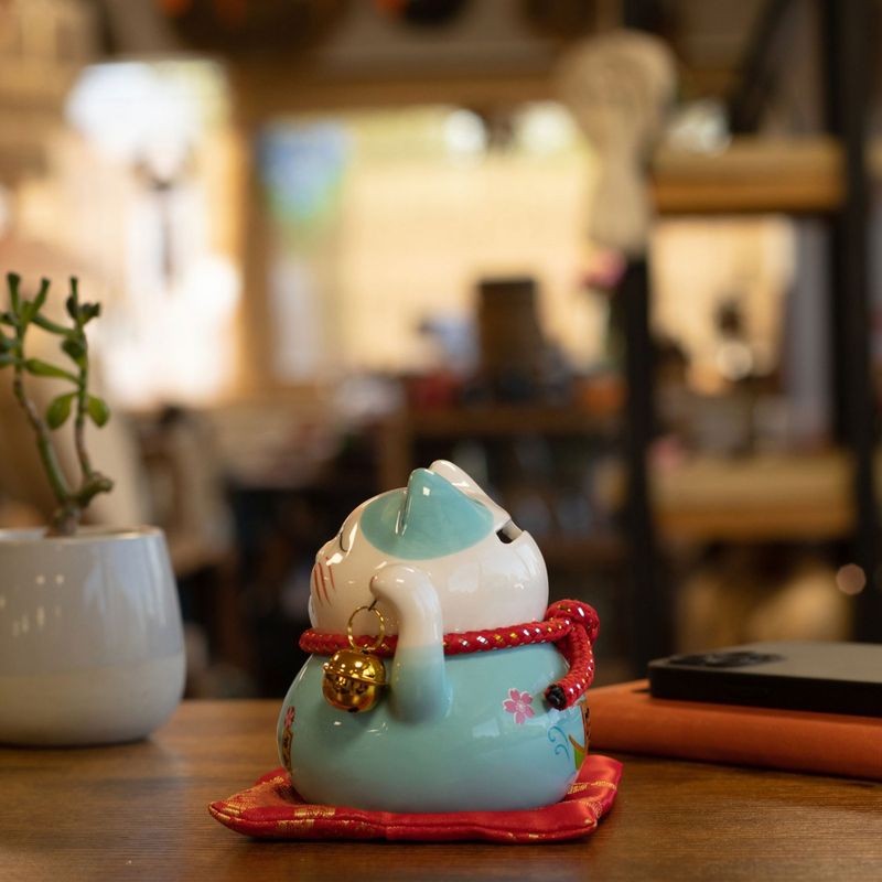 Keramische Gelukskat Spaarpot - Blauw op Kussentje