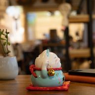 Keramische Gelukskat Spaarpot - Blauw op Kussentje