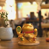 Solar Money Cat op Houten Voet - Goud met Bewegende Hand