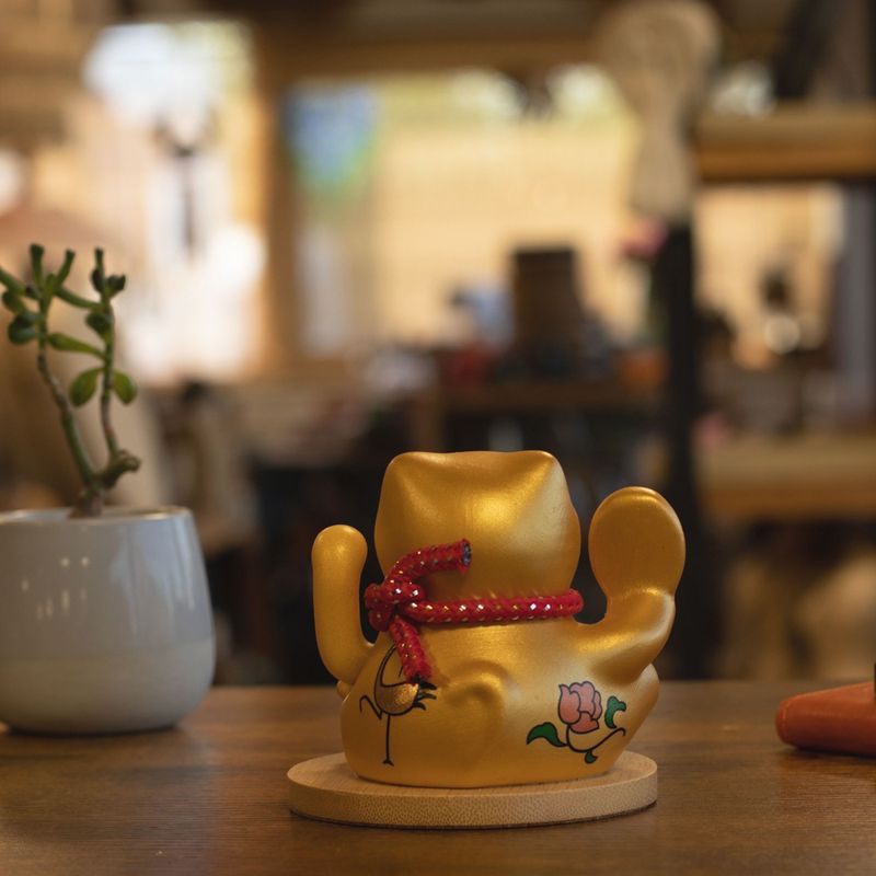 Solar Money Cat op Houten Voet - Goud met Bewegende Hand