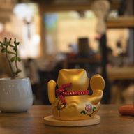 Solar Money Cat op Houten Voet - Goud met Bewegende Hand