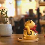 Solar Money Cat op Houten Voet - Goud met Bewegende Hand