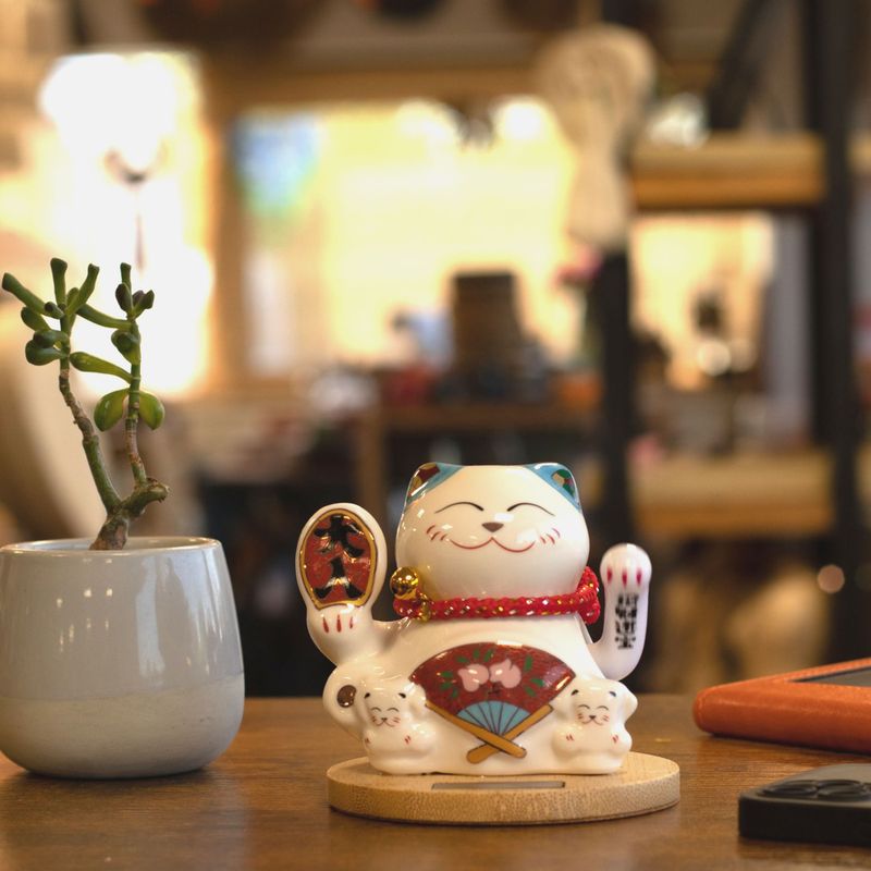 Solar Money Cat met Houten Voet - Blauw met Bewegende Hand
