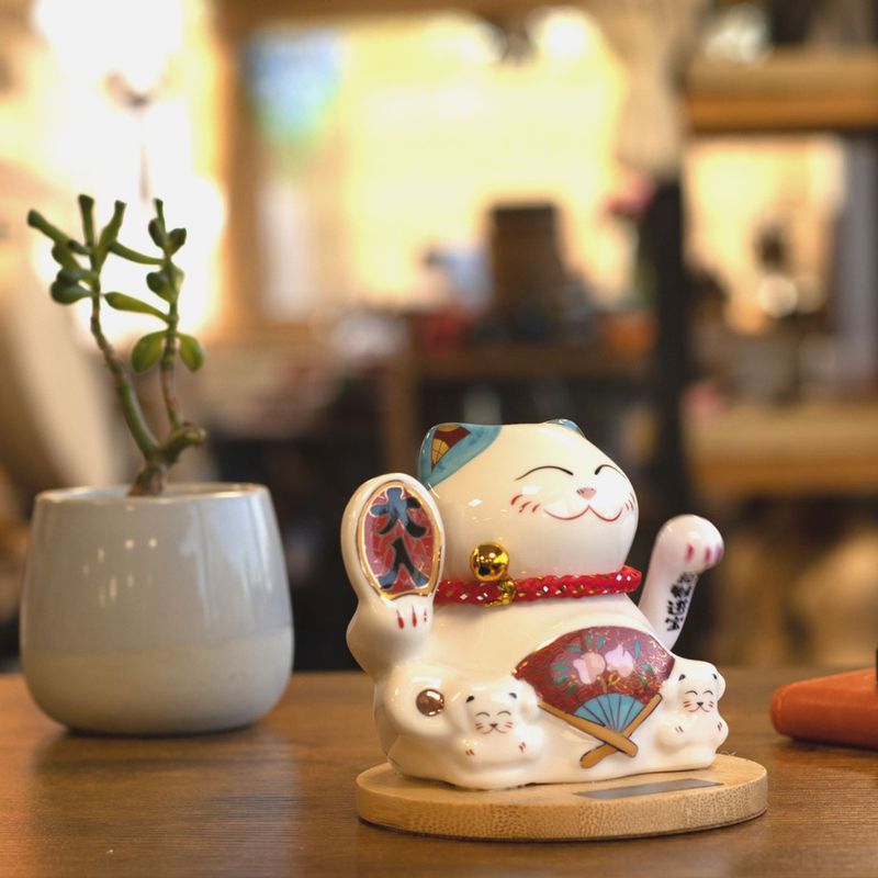 Solar Money Cat met Houten Voet - Blauw met Bewegende Hand
