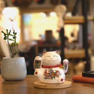 Solar Money Cat op Houten Voet - Roze met Bewegende Hand