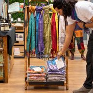 Nomad Sari Travel Blessing Sjaals Startpakket – 72 Sjaals + GRATIS Displaystandaard