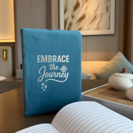 Fluwelen Notitieboek 80blz – Embrace the Journey Lichtblauw