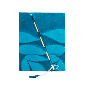 Medium Lokta Bloemen Notitieboek met Bamboeslot (15×12 cm, 45 blz) – Nachtblauw