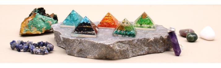 Orgonite-objecten en piramides